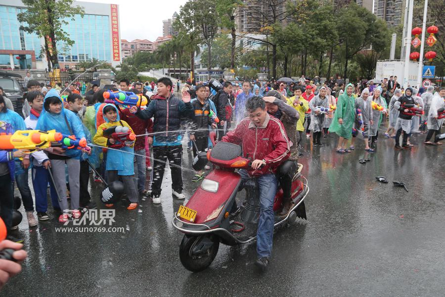 东坑泼水节摆摊卖雨衣,东坑泼水狂欢节