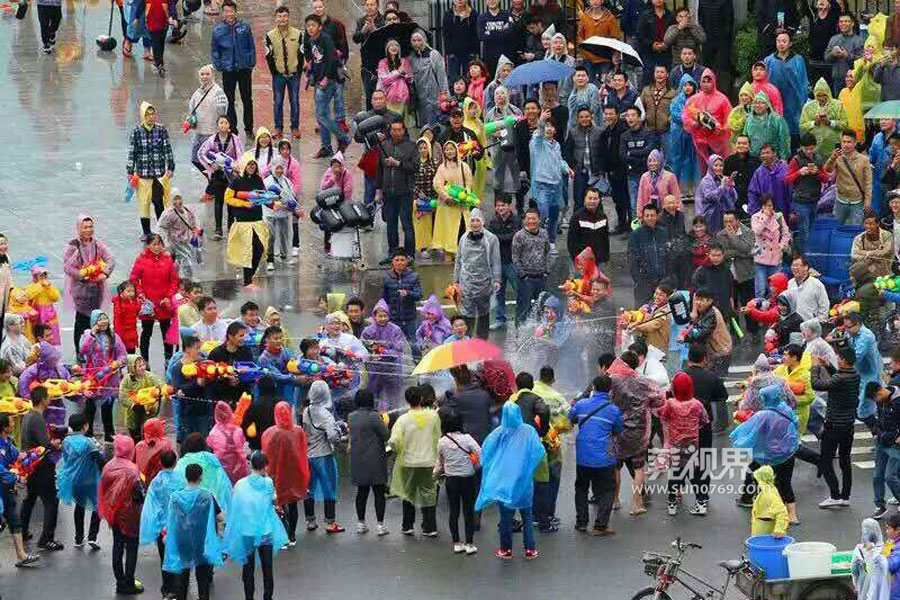 东坑泼水节摆摊卖雨衣,东坑泼水狂欢节