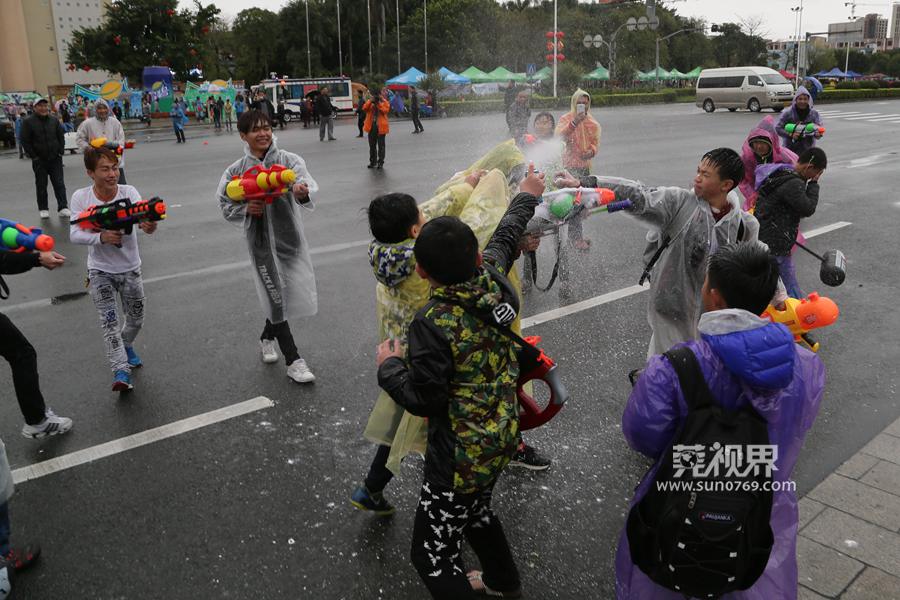 东坑泼水节摆摊卖雨衣,东坑泼水狂欢节