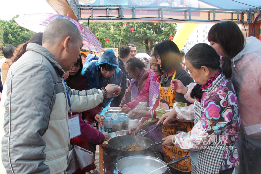 东坑泼水节摆摊卖雨衣,东坑泼水狂欢节