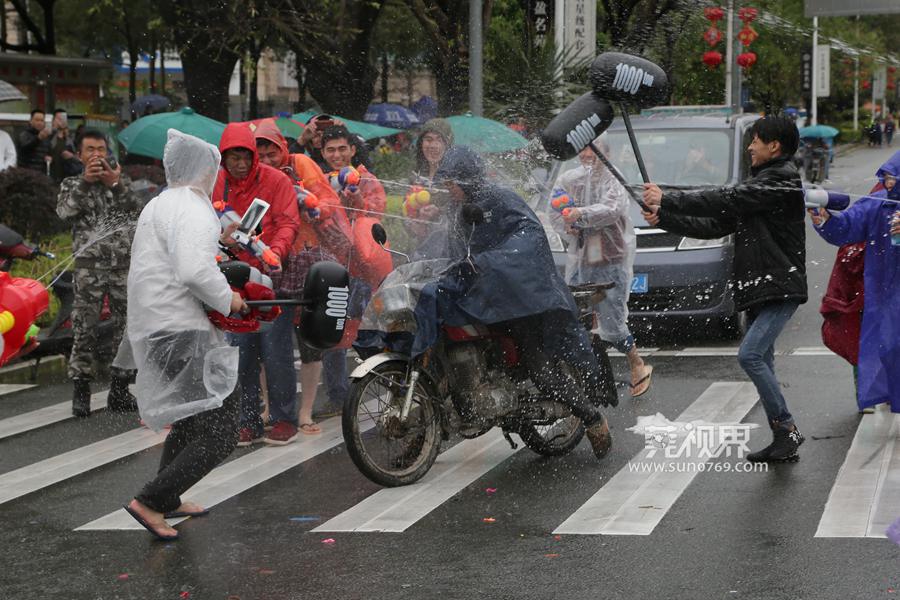 东坑泼水节摆摊卖雨衣,东坑泼水狂欢节