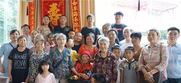 田坝这位100岁老人五世同堂，爱看战争剧，爱赶场“淘宝”