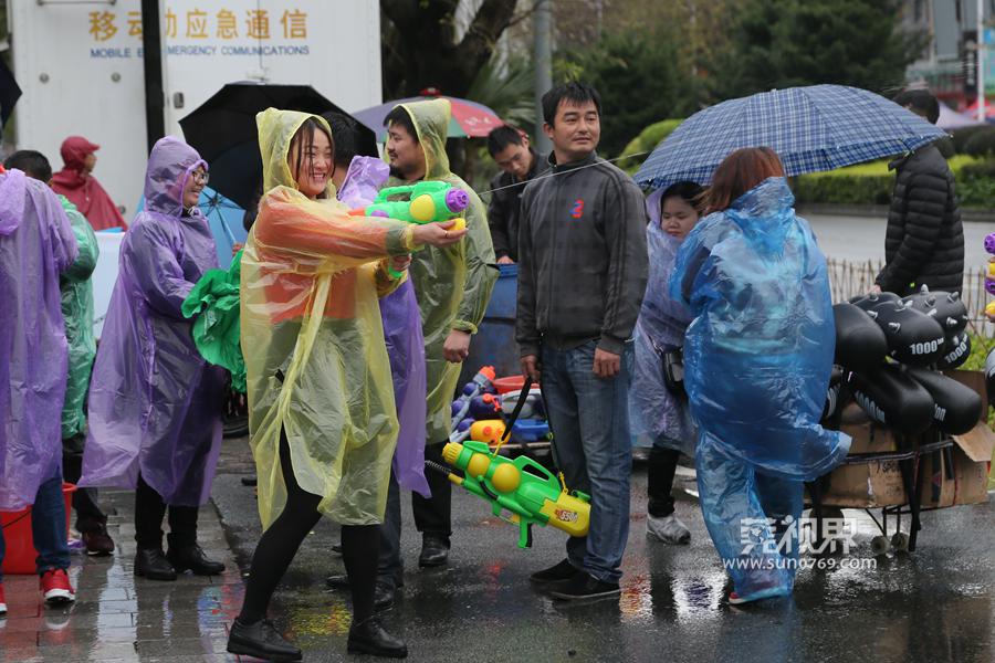 东坑泼水节摆摊卖雨衣,东坑泼水狂欢节