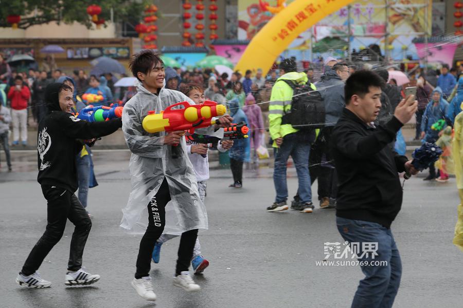 东坑泼水节摆摊卖雨衣,东坑泼水狂欢节