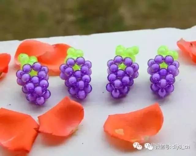 她用鱼线把一颗颗圆珠串起来，竟然会变成这样！