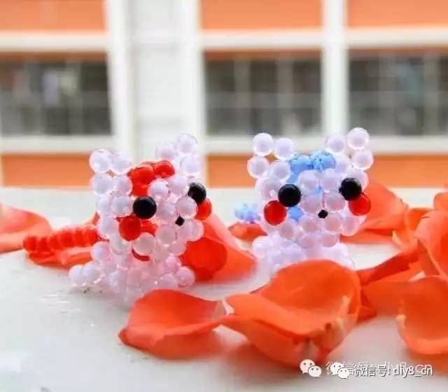 她用鱼线把一颗颗圆珠串起来，竟然会变成这样！