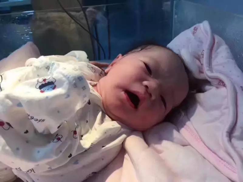 手术紧张进行中！一助产士始终双膝跪地，双手已麻木……