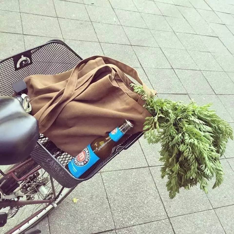 明明知道会倒闭，俩姑娘却还是开了这家零包装的超市，只为告诉你一件被忽略的事