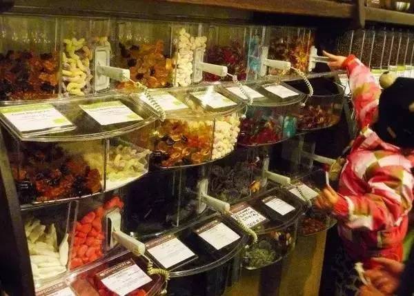 明明知道会倒闭，俩姑娘却还是开了这家零包装的超市，只为告诉你一件被忽略的事