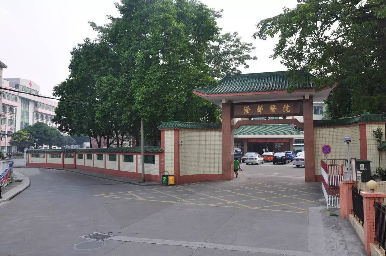 手术紧张进行中！一助产士始终双膝跪地，双手已麻木……