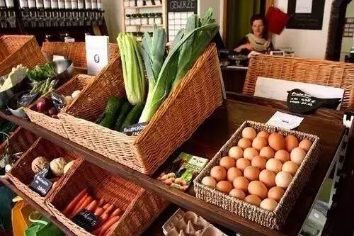 明明知道会倒闭，俩姑娘却还是开了这家零包装的超市，只为告诉你一件被忽略的事