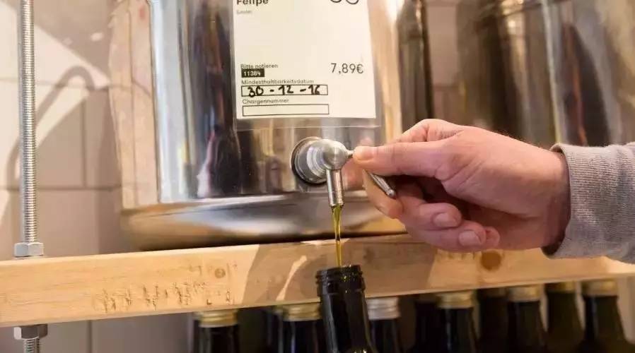 明明知道会倒闭，俩姑娘却还是开了这家零包装的超市，只为告诉你一件被忽略的事