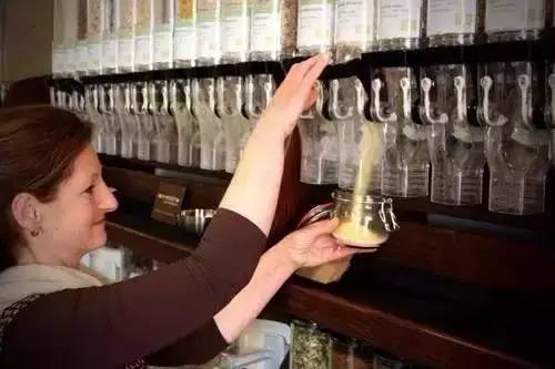 明明知道会倒闭，俩姑娘却还是开了这家零包装的超市，只为告诉你一件被忽略的事