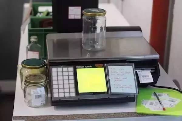 明明知道会倒闭，俩姑娘却还是开了这家零包装的超市，只为告诉你一件被忽略的事