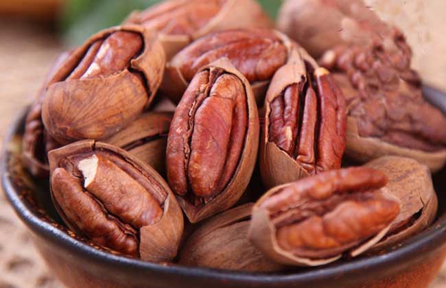 碧根果碎和碧根果有什么区别,生碧根果和炒熟的碧根果哪个好