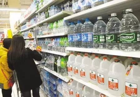 一块的矿泉水和两块矿泉水区别,1块的矿泉水和2块的有什么区别