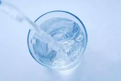 一块的矿泉水和两块矿泉水区别,1块的矿泉水和2块的有什么区别