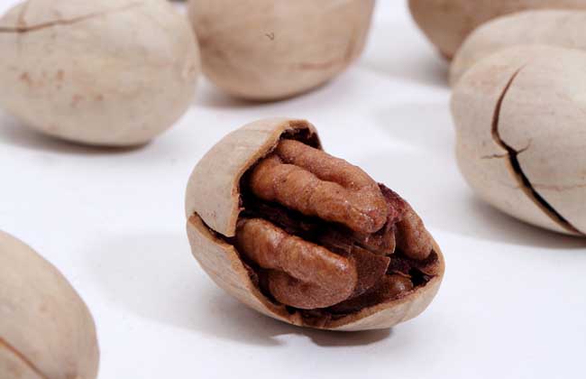 碧根果碎和碧根果有什么区别,生碧根果和炒熟的碧根果哪个好