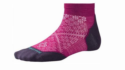 夜跑必备六大装备女,适合女生跑马的套装