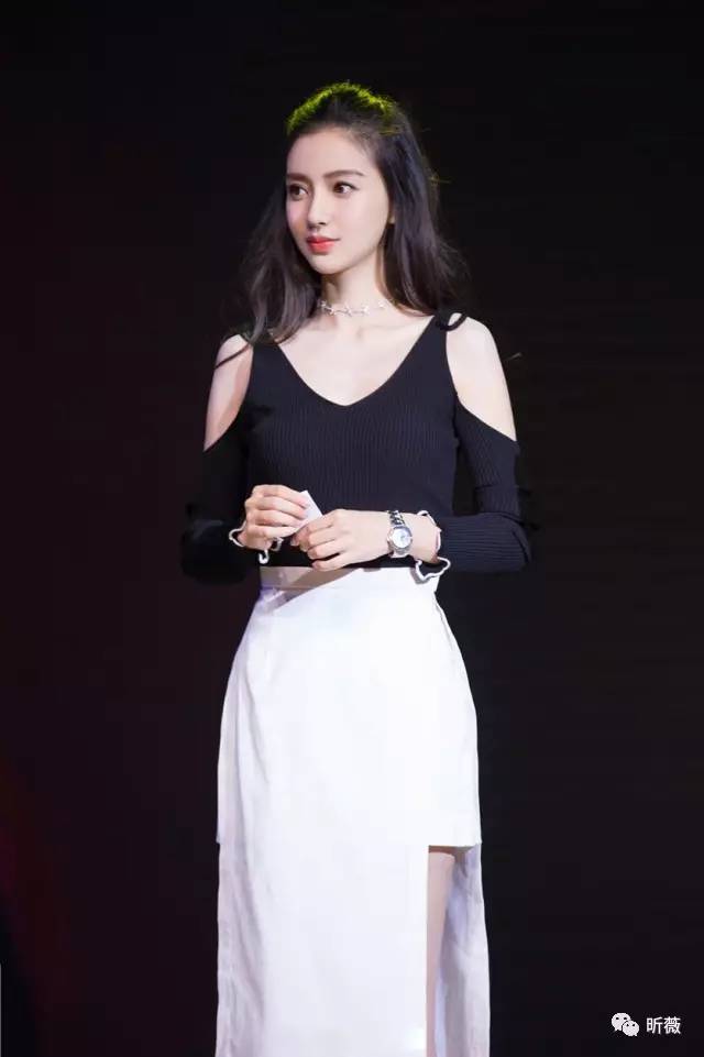 你的一字肩会让你增重10KG？还不是因为没有学习蔡依林的“露一半”穿法！