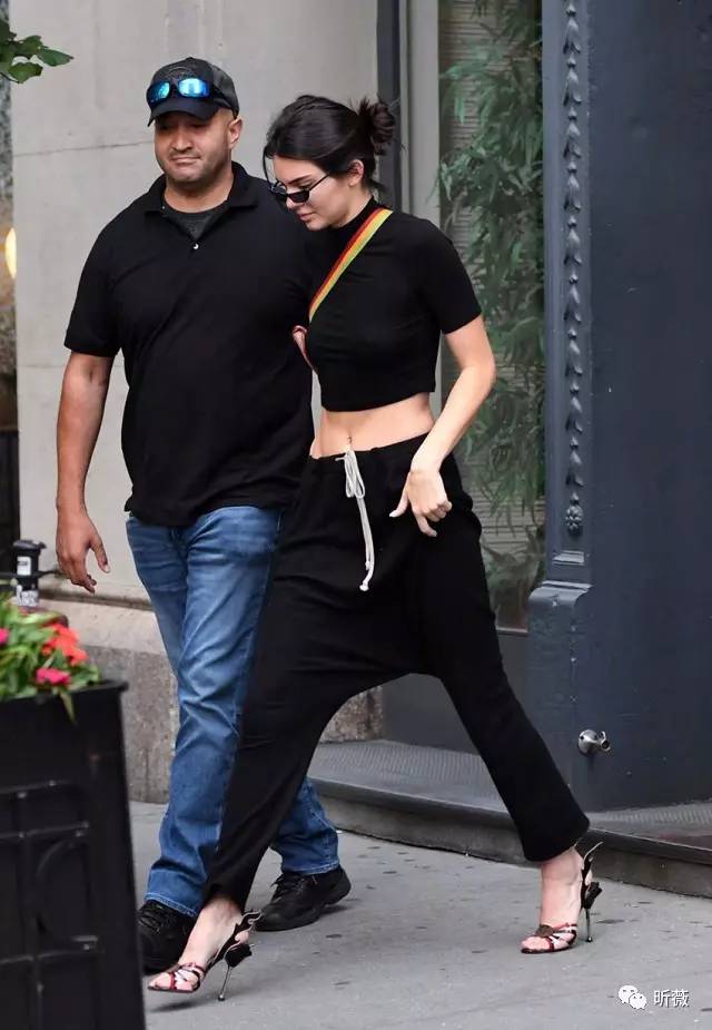 你的一字肩会让你增重10KG？还不是因为没有学习蔡依林的“露一半”穿法！