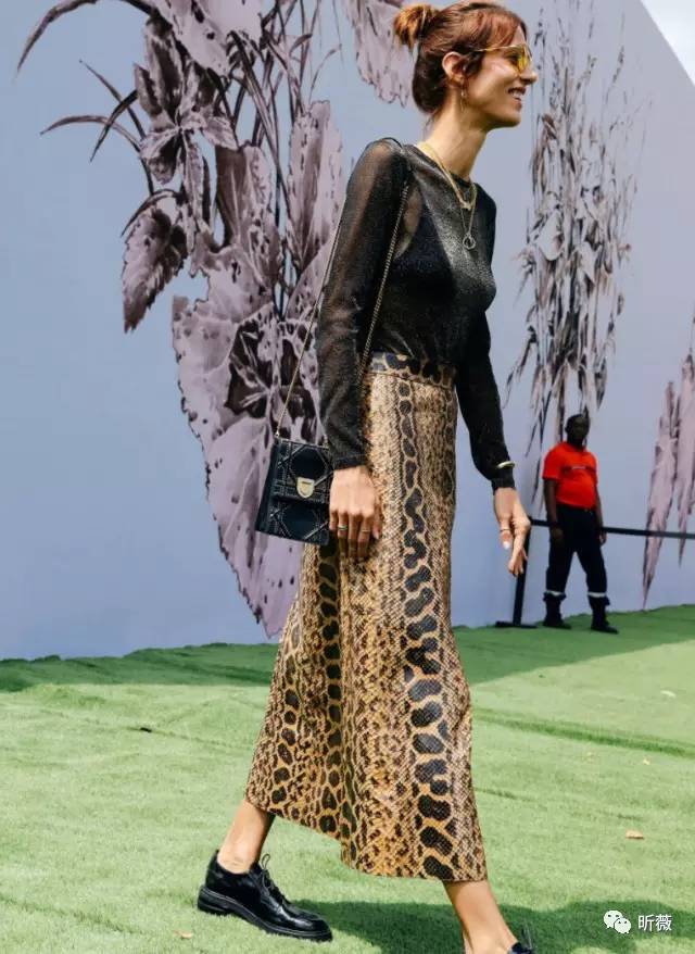 你的一字肩会让你增重10KG？还不是因为没有学习蔡依林的“露一半”穿法！