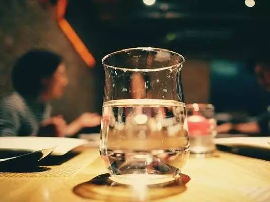 一块的矿泉水和两块矿泉水区别,1块的矿泉水和2块的有什么区别