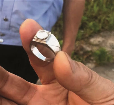 湖州旅客30万元钻戒掉进飞机马桶里！萧山机场地勤粪水里徒手捞回