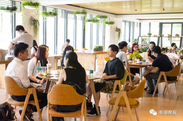 教育行业的沙龙活动现场,做最好的自己成就最美的教育讲座