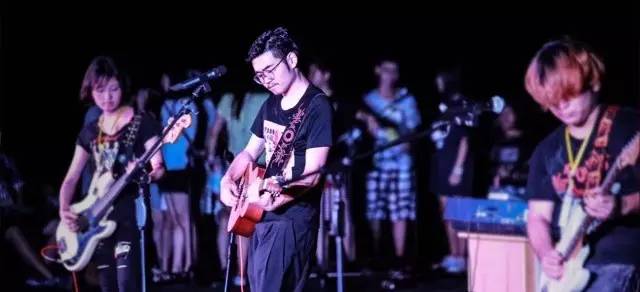 黄雨篱专访丨平凡之中生出的苔原