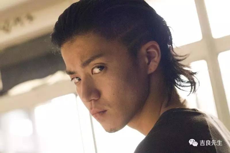 挖鼻孔的男人长相,挖鼻孔的男人