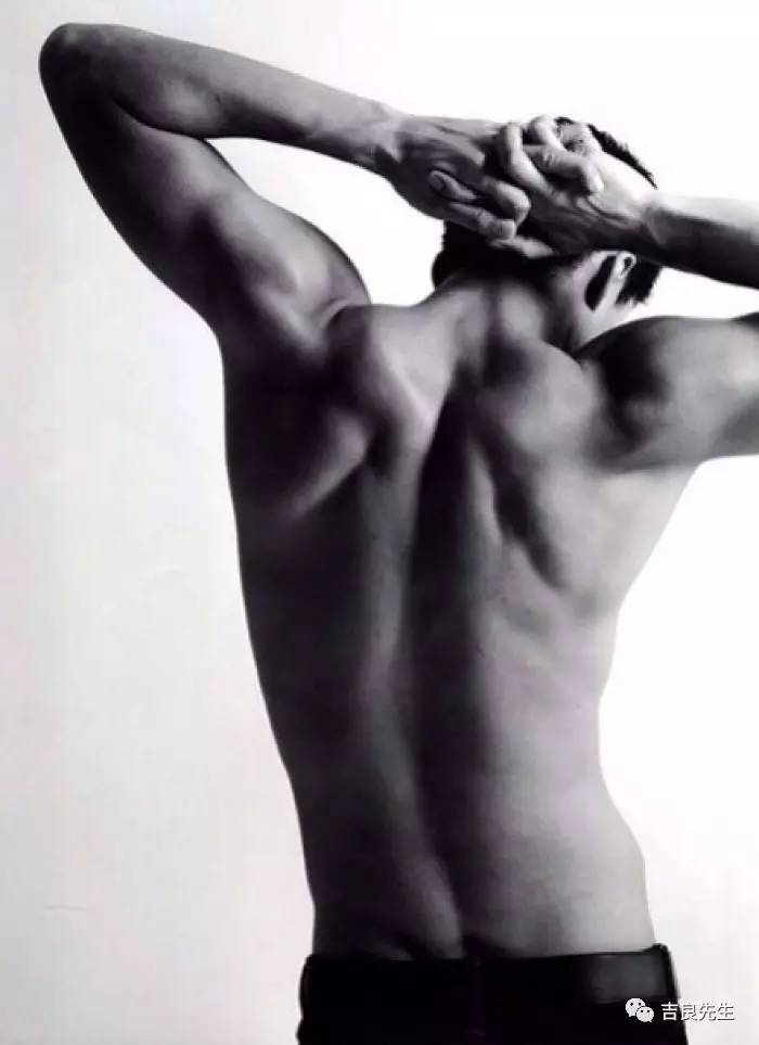 挖鼻孔的男人长相,挖鼻孔的男人