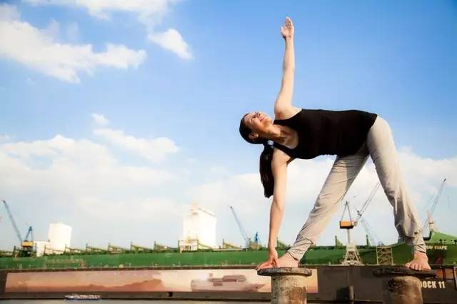 有个练瑜伽的女友感觉怎样,练瑜伽感觉身体是歪的