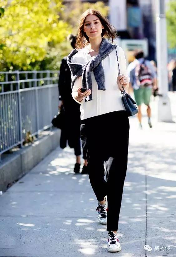 休闲九分裤搭配运动鞋好看吗,直筒九分裤怎么搭配运动鞋