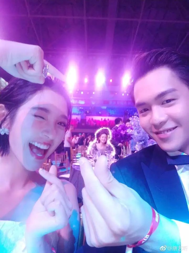 「娱乐圈原创点评」在某场公益活动里，几乎半个娱乐圈情侣家属的明星都出来虐狗了……为什么这么虐赵丽颖，单身汪招惹谁了～