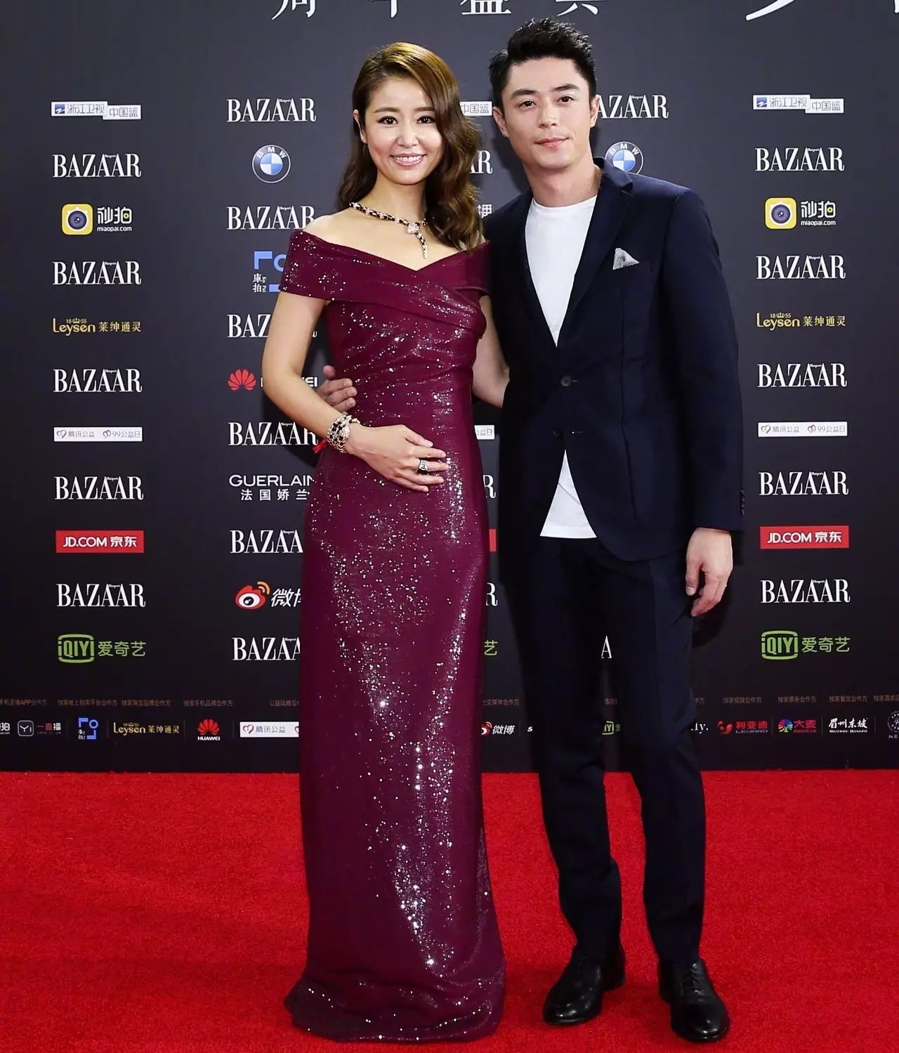 「娱乐圈原创点评」在某场公益活动里，几乎半个娱乐圈情侣家属的明星都出来虐狗了……为什么这么虐赵丽颖，单身汪招惹谁了～