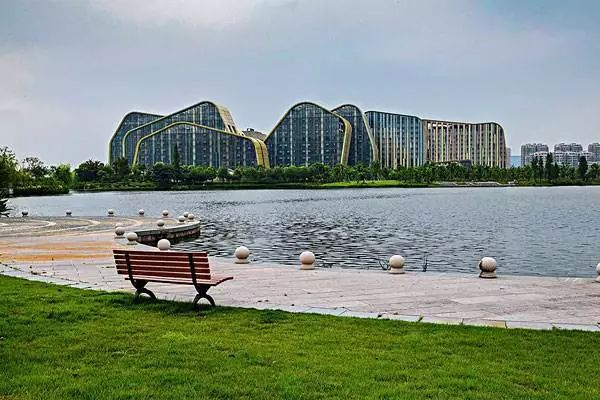 这所小学不仅拥有无敌湖景，还有一个滨江历史博物馆