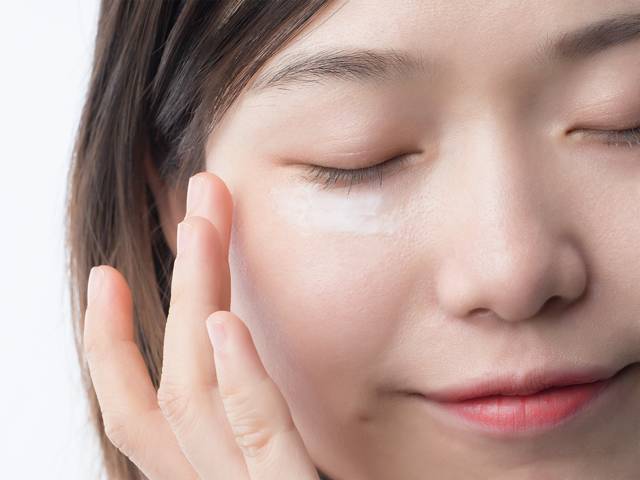 抹上这个眼霜，立刻感觉眼部皮肤被拉平、提亮了！