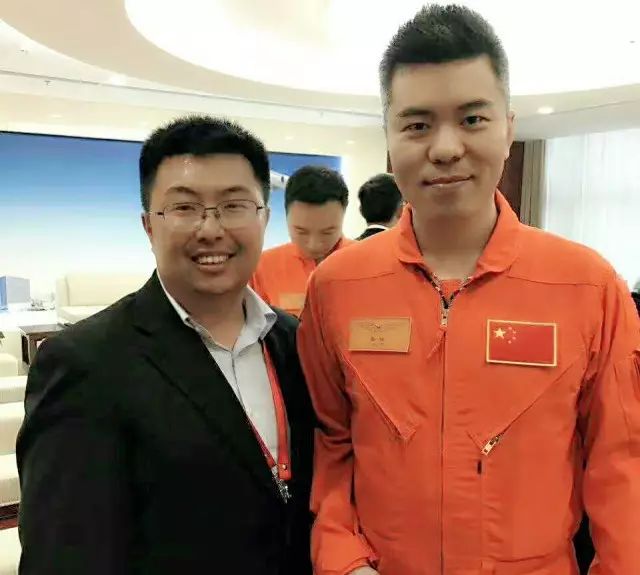 会开飞机的机器人,会开飞机的建筑师