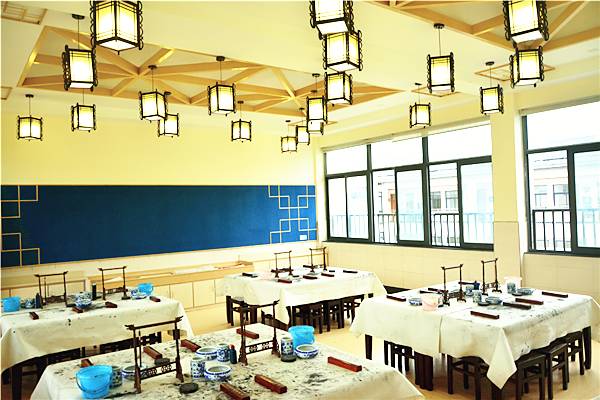 这所小学不仅拥有无敌湖景，还有一个滨江历史博物馆