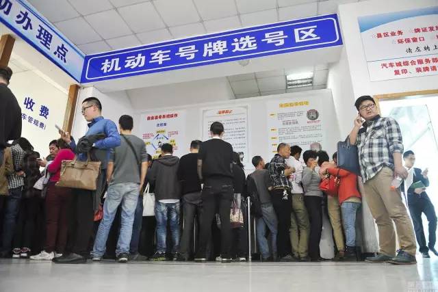 买了新车有新的牌照想用旧的,买新车可以挂回原来的旧牌照吗