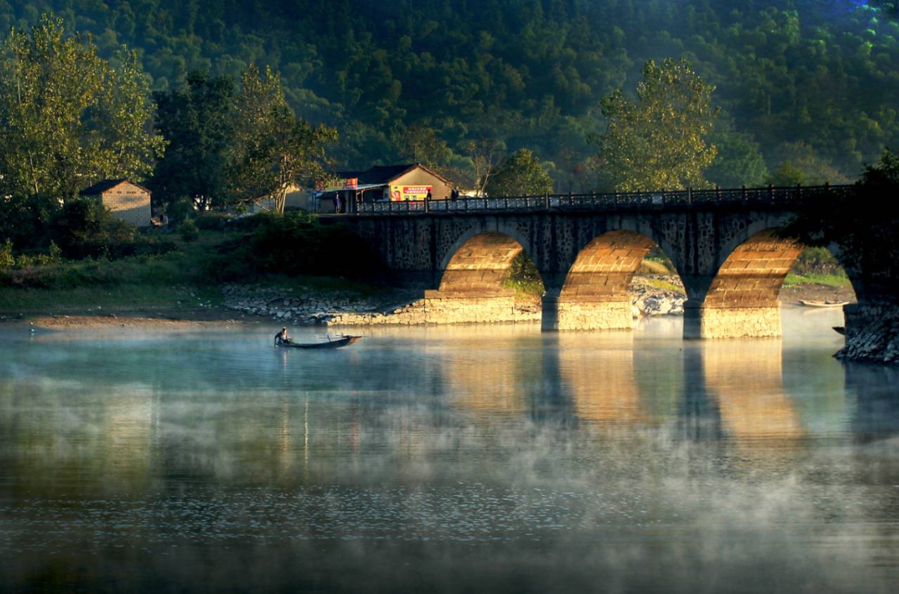 你绝对想不到，在一个唐朝古镇里，藏着大师王灏操刀的纯木客舍！
