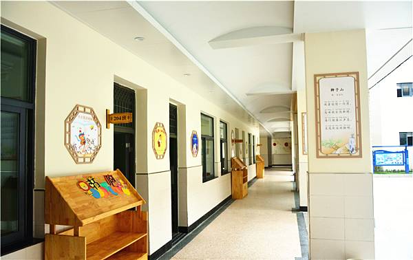 这所小学不仅拥有无敌湖景，还有一个滨江历史博物馆