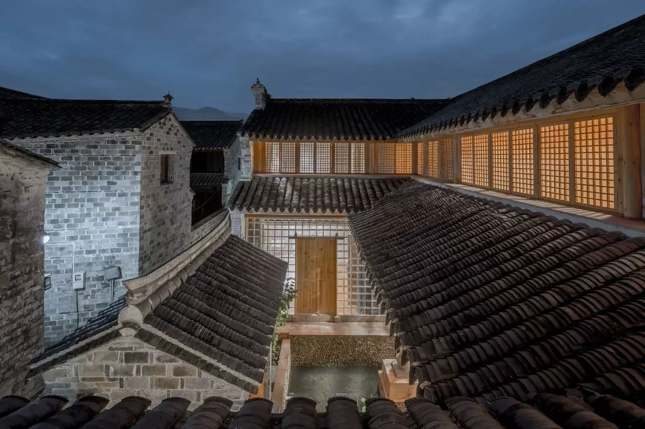 你绝对想不到，在一个唐朝古镇里，藏着大师王灏操刀的纯木客舍！