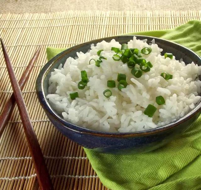 煮米饭时加点它，保住营养不粘锅，香的你不敢揭开锅