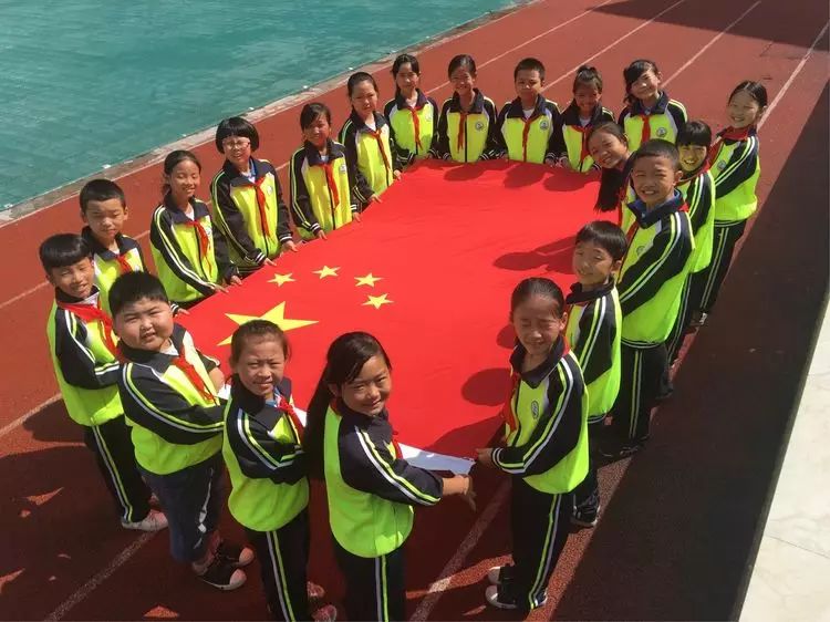 正安一小“喜迎十九大，我向祖国妈妈献礼”秀一秀自己和五星红旗之间发生的故事
