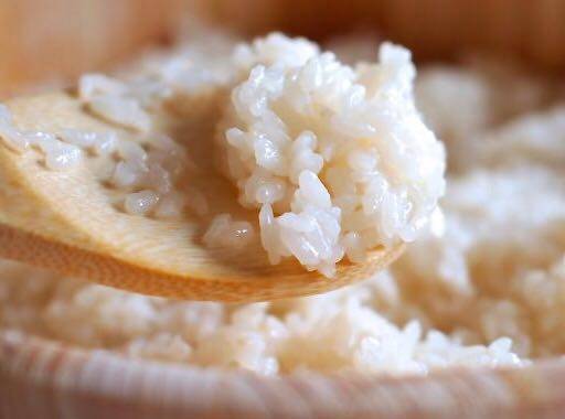 煮米饭时加点它，保住营养不粘锅，香的你不敢揭开锅