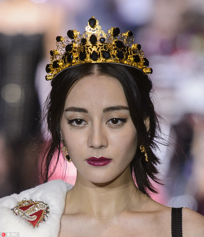 害怕浆果色涂完唇膏“血盆大口”？给你3招