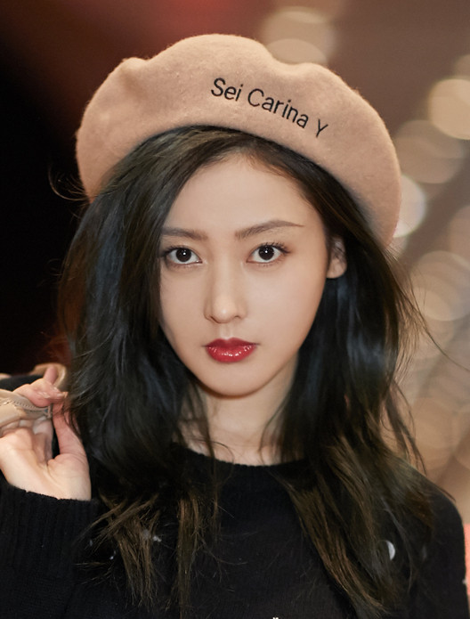 害怕浆果色涂完唇膏“血盆大口”？给你3招