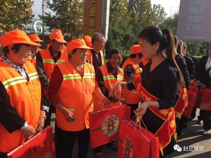 情暖中秋——封丘爱心企业为环卫工人送月饼